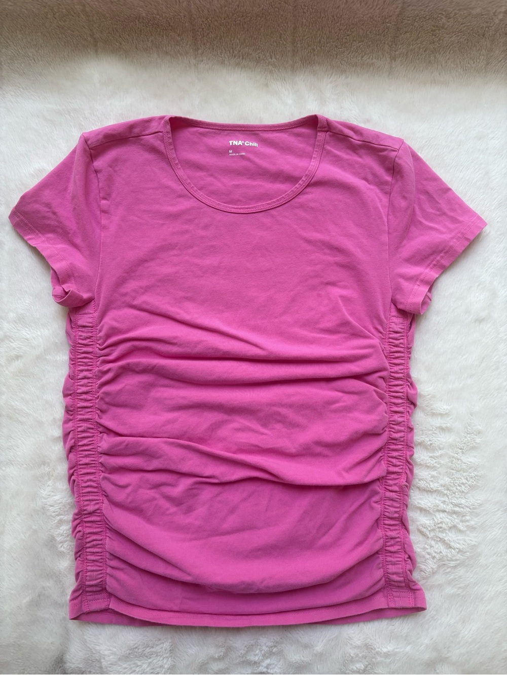 Aritzia Tna CHILL Bright Pink Ruched Side Short Sleeve Tee Size Medium